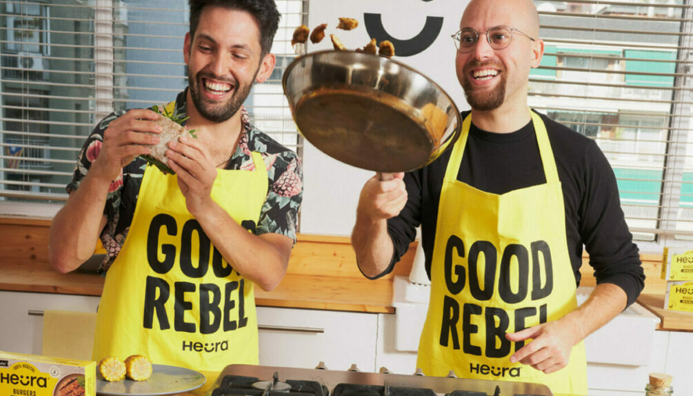 Marc Coloma and Bernat Ananos from Heura, two men cooking with yellow aprons