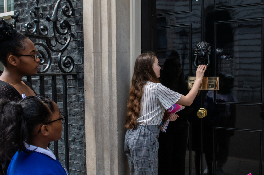 Food poverty campaigner approaches the door of 10 Downing Street